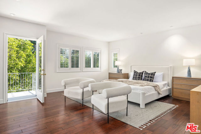 17400 Oak Creek Court, Encino CA: https://media.crmls.org/mediaz/81d68b32-33cf-4fd2-b8aa-2885468968c2.jpg