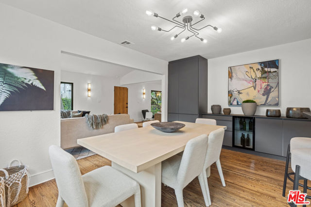 722 N La Jolla Avenue, Los Angeles CA: https://media.crmls.org/mediaz/81d72b63-956f-4469-934d-0b919f86649f.jpg