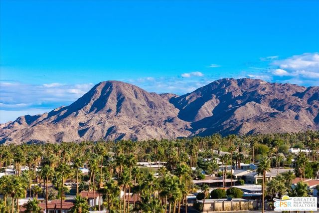 45864 Shadow Mountain Drive, Palm Desert CA: https://media.crmls.org/mediaz/81d77ad5-2fea-42a5-b578-c252e40949df.jpg