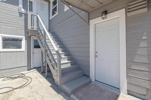 4015 SAN JUAN ST, Oakland CA: https://media.crmls.org/mediaz/81d79750-092a-4b6b-a730-006b490158c8.jpg