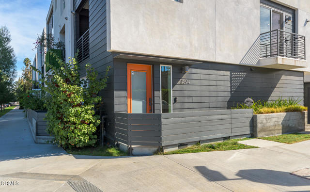 11594 Riverside Drive, North Hollywood CA: https://media.crmls.org/mediaz/81d81615-816d-4765-9248-3d1db13be0a8.jpg