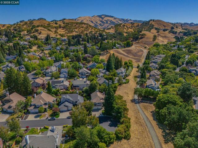 47 Kentfield Ct, Alamo CA: https://media.crmls.org/mediaz/81d81ef5-987b-430e-8593-9b7256bbd738.jpg