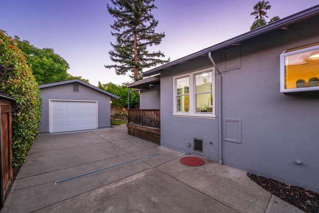 833 Linden Avenue, Burlingame CA: https://media.crmls.org/mediaz/81d89302-054e-4212-877f-7e7155d2bb26.jpg