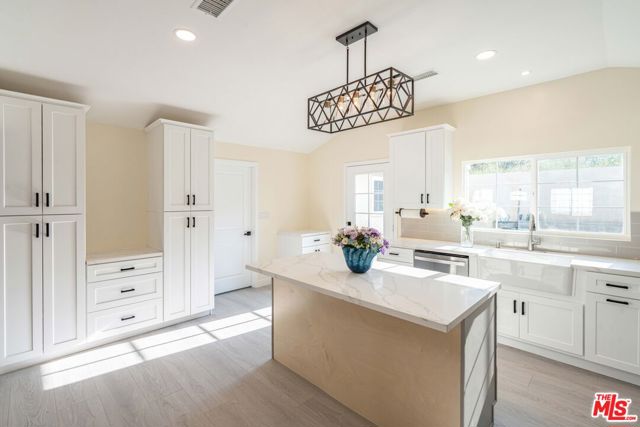 9701 Wheatland Avenue, Sunland CA: https://media.crmls.org/mediaz/81d8f04a-1725-40c9-89e5-6df47eaf4b52.jpg