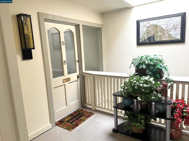 1601 Oakmont Dr, Walnut Creek CA: https://media.crmls.org/mediaz/81db4cc1-0a8c-47c3-adb0-80bf91e28abc.jpg