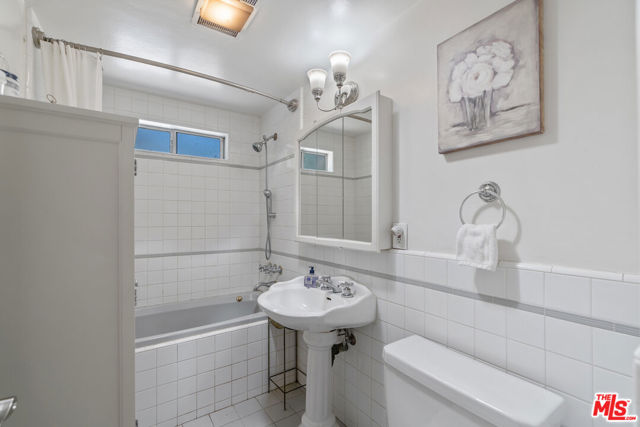 17503 Runnymede Street, Lake Balboa CA: https://media.crmls.org/mediaz/81dbdbd3-1879-406e-9cf6-b5f1bfebf74a.jpg