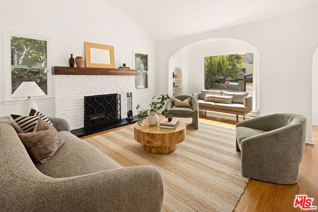 1307 Hauser Boulevard, Los Angeles CA: https://media.crmls.org/mediaz/81dc3ea1-1943-4abf-bc50-d37fb9d2b2aa.jpg