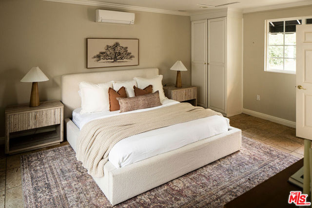 2533 Benedict Canyon Drive, Beverly Hills CA: https://media.crmls.org/mediaz/81dccf24-73bc-4a31-8ac3-a25a165768f0.jpg