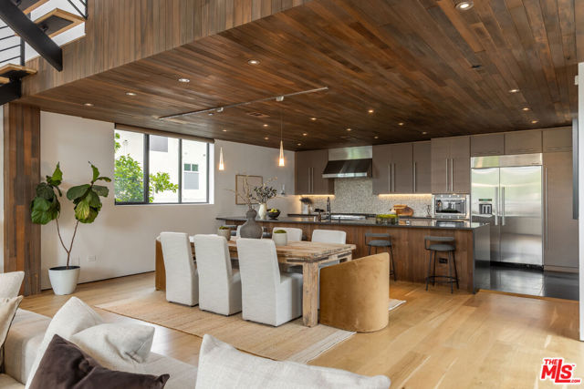 520 Broadway Street, Venice CA: https://media.crmls.org/mediaz/81dd856b-7dc5-432b-91bc-025e3f17aff9.jpg