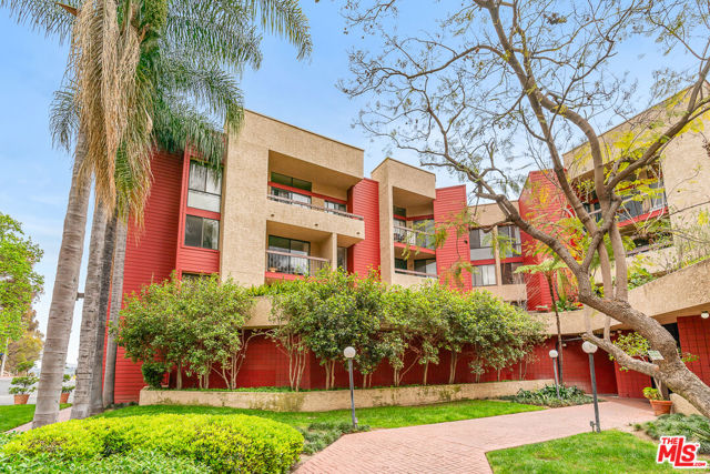 3961 Via Marisol, Los Angeles CA: https://media.crmls.org/mediaz/81ddb92c-7cbc-4181-92e9-86991d63f194.jpg