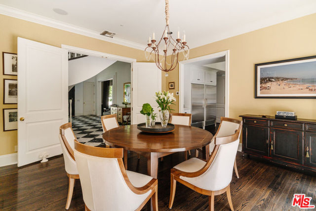 5425 Encino Avenue, Encino CA: https://media.crmls.org/mediaz/81ddf9c7-91f0-4192-aed9-7ba9f12c7bcb.jpg
