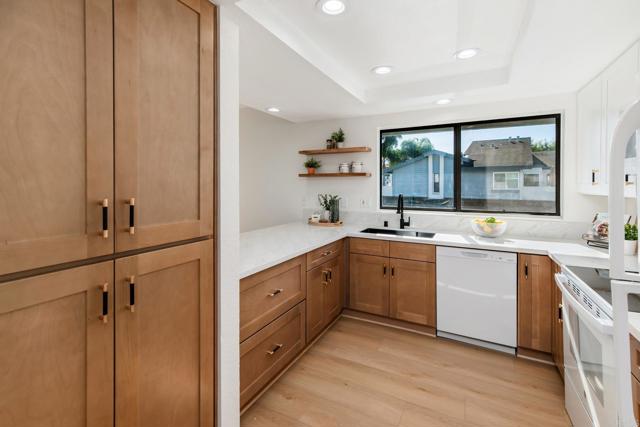 Detail Gallery Image 12 of 47 For 4085 Crystal Dawn Ln #201,  San Diego,  CA 92122 - 2 Beds | 2 Baths