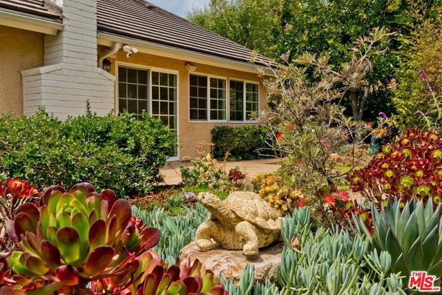 17181 Avenida De La Herradura, Pacific Palisades CA: https://media.crmls.org/mediaz/81df3423-c30e-4ed7-94e3-f8d9842f9930.jpg