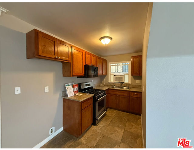 4045 W 28th Street, Los Angeles CA: https://media.crmls.org/mediaz/81df9b1e-7eb0-4d76-8946-2bf4e8e17fac.jpg