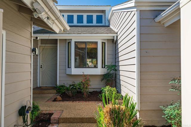 Detail Gallery Image 3 of 43 For 1015 Gleneagles Pl, Vista,  CA 92081 - 2 Beds | 2 Baths