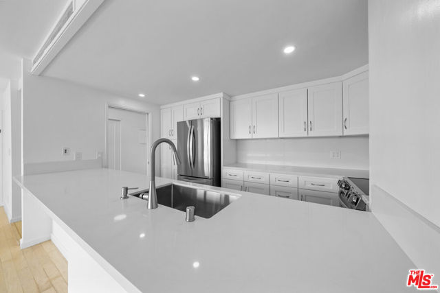 2160 Century Park East, Los Angeles CA: https://media.crmls.org/mediaz/81e1307f-f2cc-474a-be69-486f292383e1.jpg