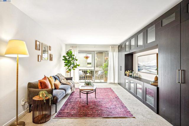 950 Shorepoint Ct, Alameda CA: https://media.crmls.org/mediaz/81e1c197-9e80-4127-90dc-064894ab2ef9.jpg