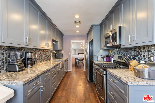 15161 Magnolia Boulevard, Sherman Oaks CA: https://media.crmls.org/mediaz/81e294a1-3413-4740-8cf8-a13f934fa026.jpg