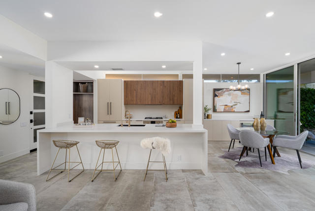 80 Lakeview Drive, Palm Springs CA: https://media.crmls.org/mediaz/81e30086-5a2d-4a5c-906c-d0a5bc78fa28.jpg