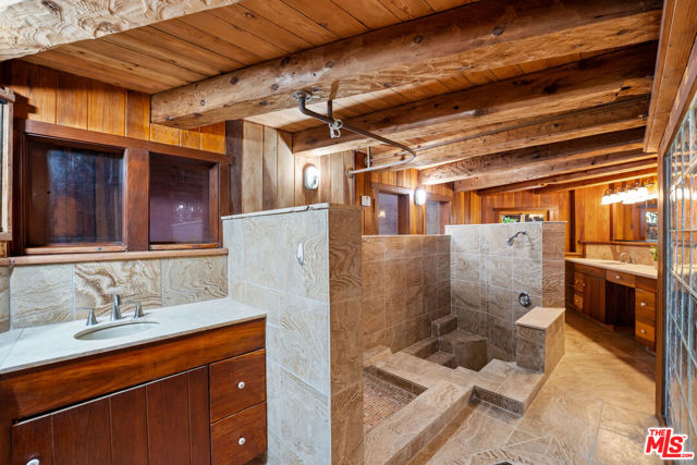 440 Mariposa Drive, Ventura CA: https://media.crmls.org/mediaz/81e3026c-42ef-486e-8223-70f996417fe6.jpg