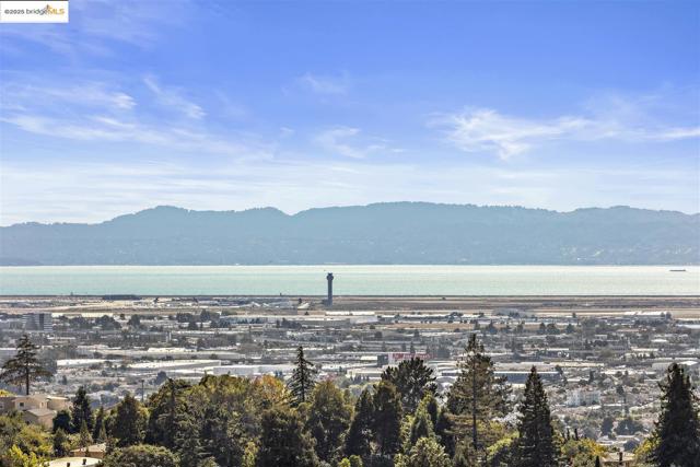 6443 Blue Rock Ct., Oakland CA: https://media.crmls.org/mediaz/81e32603-7d72-418a-b7a6-19f6405fad15.jpg