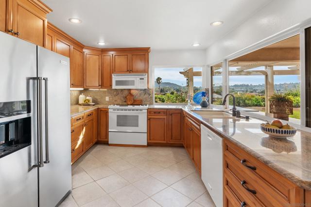 12635 Pacato Circle S, San Diego CA: https://media.crmls.org/mediaz/81e359cd-c8e1-49b4-948a-1ad6a3844b15.jpg