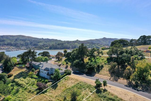 124 Mission Drive, Mill Valley CA: https://media.crmls.org/mediaz/81e35b86-37d7-4319-bf43-f7ad18854374.jpg