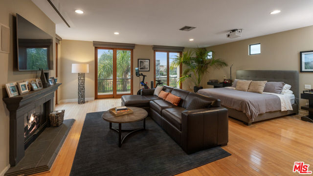 4115 Roma Court, Marina del Rey CA: https://media.crmls.org/mediaz/81e4aefe-d825-4991-a735-8a2d88b8f174.jpg
