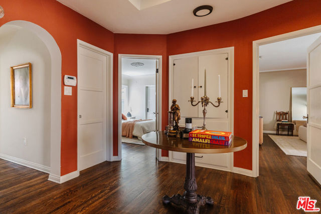 3975 Sutro Avenue, Los Angeles CA: https://media.crmls.org/mediaz/81e5109d-aa5f-41cc-8533-d25b304d16cb.jpg