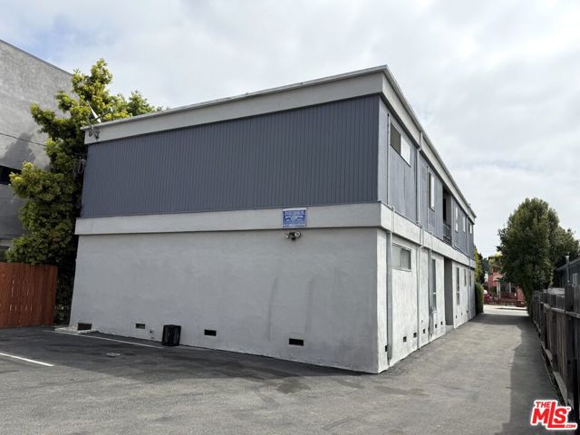 2333 Hauser Boulevard, Los Angeles CA: https://media.crmls.org/mediaz/81e53a9b-2d1b-43f4-9006-79a02a3231ac.jpg