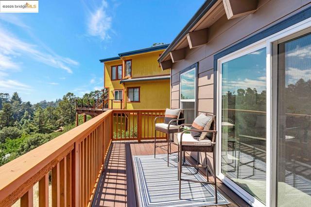 6659 Exeter Dr, Oakland CA: https://media.crmls.org/mediaz/81e5d56b-585b-44c6-b5b1-194bcad7cb9b.jpg