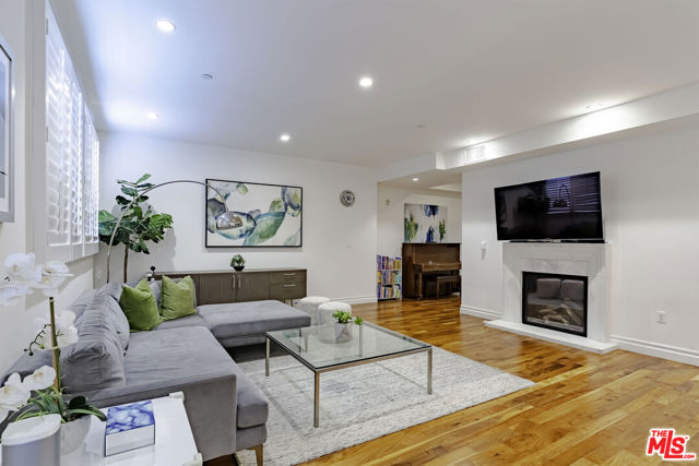 4661 Wilshire Boulevard, Los Angeles CA: https://media.crmls.org/mediaz/81e60436-f1c5-4ce0-a863-2fa4674bfd6a.jpg