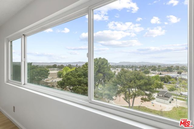 4553 Don Ricardo Drive, Los Angeles CA: https://media.crmls.org/mediaz/81e61c9a-243f-46ce-90ee-53b3230dbe97.jpg