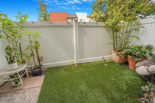 17842 Magnolia Boulevard, Encino CA: https://media.crmls.org/mediaz/81e6a752-6917-495e-a17a-b45dc41755df.jpg