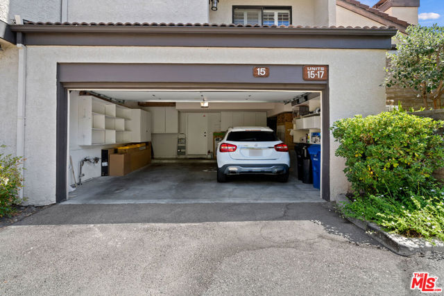 5757 Owensmouth Avenue, Woodland Hills CA: https://media.crmls.org/mediaz/81e70592-cd8f-4210-bcf2-31023aa17a12.jpg