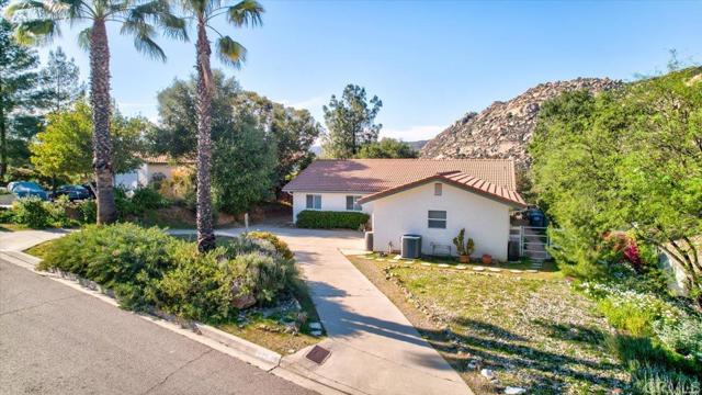 15720 Zeigler Court, Ramona CA: https://media.crmls.org/mediaz/81e72072-5a00-4ba6-bc5f-f44659288f78.jpg