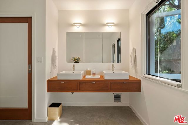 440 19th Street, Santa Monica CA: https://media.crmls.org/mediaz/81e75b22-c3f5-46af-9470-f04b0997362c.jpg