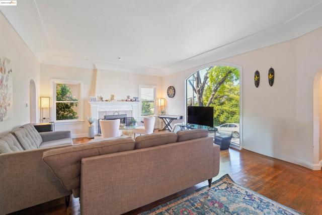 120 Sunset Ave, Vallejo CA: https://media.crmls.org/mediaz/81e7bed8-699b-4f28-a141-4cf554775586.jpg