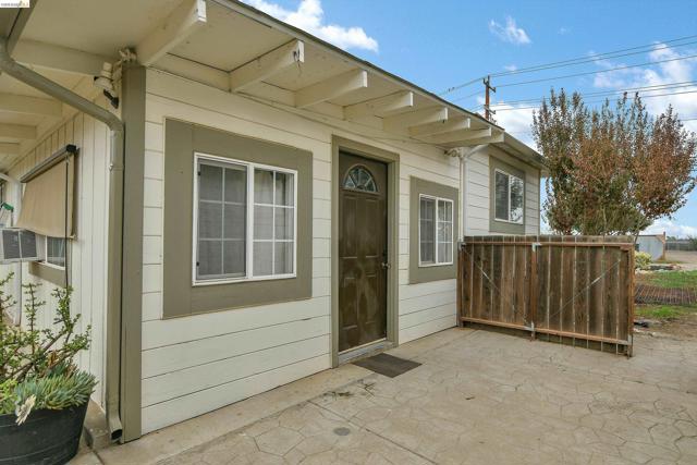 2661 Walnut Blvd, Brentwood (CC) CA: https://media.crmls.org/mediaz/81e7d824-9013-4134-971b-ccf62c54ea0d.jpg