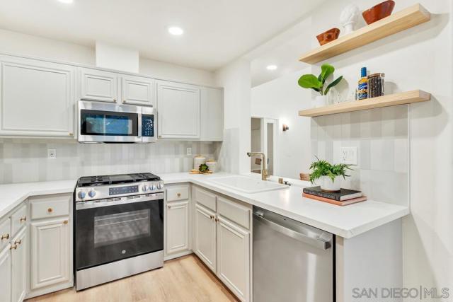 12035 World Trade Dr, San Diego CA: https://media.crmls.org/mediaz/81e87745-69ae-47fb-8647-0b253651546b.jpg