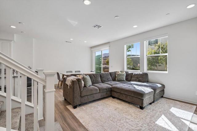 Detail Gallery Image 5 of 49 For 10427 Graphite St, Spring Valley,  CA 91977 - 3 Beds | 2/1 Baths