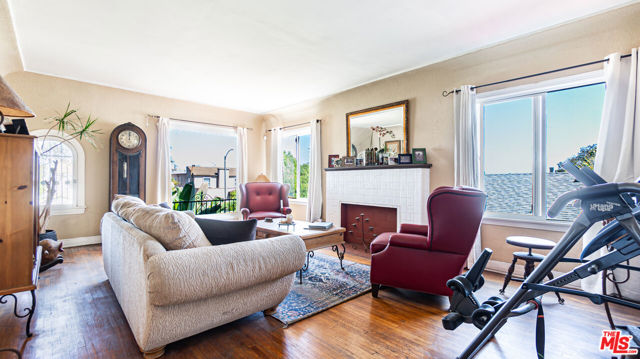 1277 S Orange Drive, Los Angeles CA: https://media.crmls.org/mediaz/81e96095-bba0-4675-bea8-5e6dbadc3821.jpg