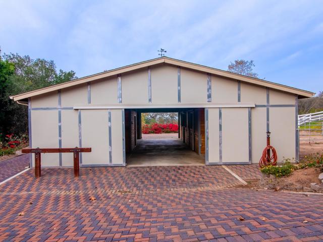 5 Rolling View Lane, Fallbrook CA: https://media.crmls.org/mediaz/81e9d2d9-33e2-4d39-976d-6ca85b3b901f.jpg