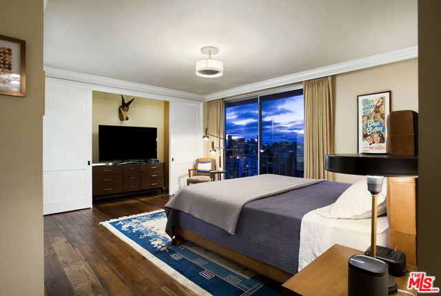 100 S Doheny Drive, Los Angeles CA: https://media.crmls.org/mediaz/81e9d73e-250c-42a8-b18b-5b3638c9867b.jpg