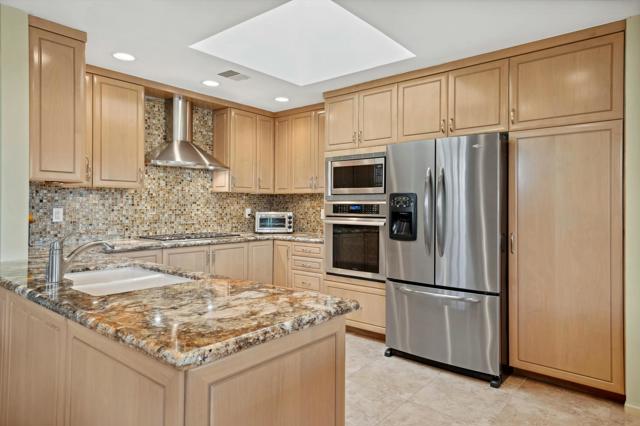 10 Colgate Drive, Rancho Mirage CA: https://media.crmls.org/mediaz/81e9eec7-7572-4834-ac25-a2e54f06c92c.jpg