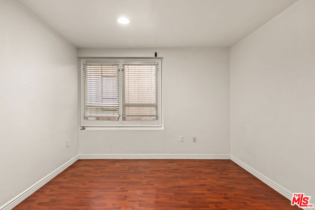 2667 Menlo Avenue, Los Angeles CA: https://media.crmls.org/mediaz/81ea9566-51c6-4230-8e59-84e3b8fc7efb.jpg