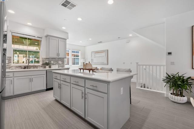 38930 Lemongrass Way, Newark CA: https://media.crmls.org/mediaz/81ea9735-63ff-4a7f-9705-ec1362d6b418.jpg
