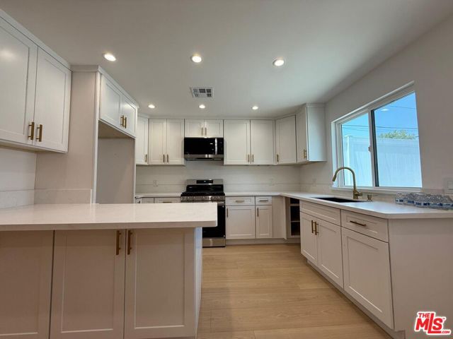 5759 1/2 Lemp Avenue, North Hollywood CA: https://media.crmls.org/mediaz/81eadb58-ad76-45b1-8064-0670e5e1a712.jpg