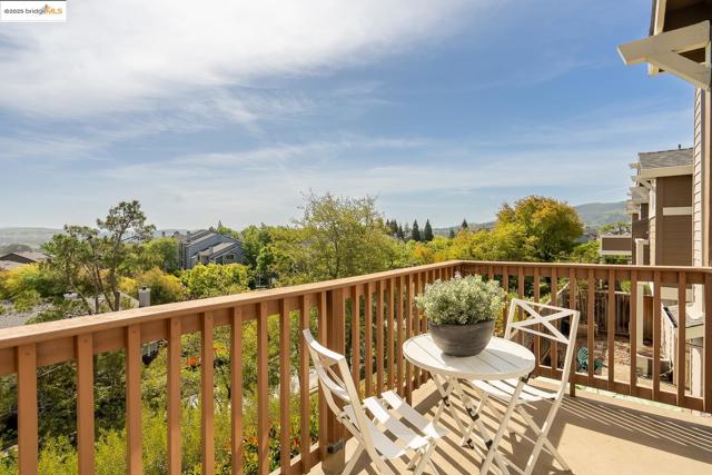1105 Radiant Lane, San Ramon CA: https://media.crmls.org/mediaz/81eaf3f3-d19c-4610-bd50-20f1fa6f782a.jpg