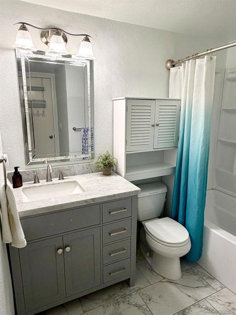 2835 Hillsboro Ct, Carlsbad CA: https://media.crmls.org/mediaz/81ebfd82-e537-4f87-8c77-133cca0bf2ac.jpg